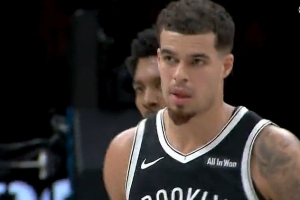 来手感了！小迈克尔·波特变向+撤步+后仰高难三分 2分钟连中三元