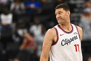 还是有贡献的！大洛贴防兰德尔到篮下送出遮天大帽