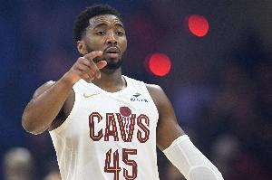 错失机会！米切尔绝平三分可惜打铁