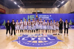 上海市体校全队上下众志成城 用汗水浇灌出了这座U15冠军奖杯