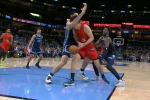 斯普利特：想挑战杨瀚森被埃迪打到面部那次判罚 裁判没给我时间