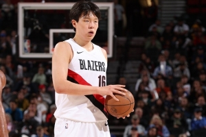 拓媒：球队今天有意重视杨瀚森 希望他打出来以后做筹码换字母？