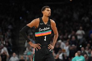 队记：文班卡斯尔参加完整训练 前者预计明天缺阵 战湖人状态存疑