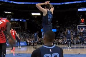 立功了！杨瀚森卡位造成埃迪个人第5次犯规 后者无奈下场