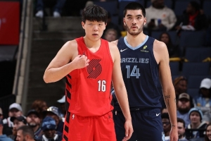 队记：抢篮板时杨瀚森被埃迪推来推去 他需要提升力量&护框&篮板