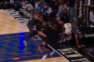 这是在干啥？贝恩拿球暴力砸向已倒地的阿努诺比 裁判给了魔术球