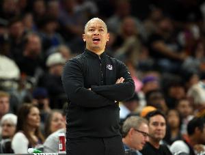 卢：我认为我们的防守一直很出色 进攻端需要更清楚该做什么