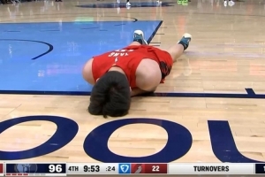 斯普利特：我对裁判做法很生气 有球员倒地总该花时间检查一下