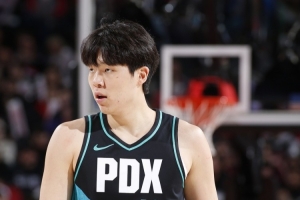 青岛媒体：杨瀚森的确没有达到NBA先发中锋水平 但其进步有目共睹