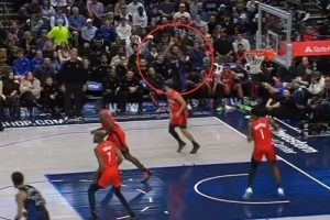 底角大空位要球但哈迪没传 拉塞尔自己投了个“空气”