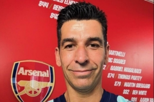 镜报：阿森纳知名理疗师里贝罗离队，将开启自己的创业项目