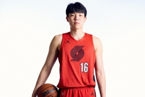 媒体人：现在杨瀚森还远没有首发的实力 常规时间打10多分钟就好