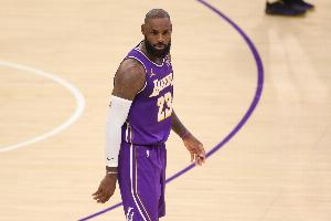 得分已经上双！詹姆斯半场8中4拿到10分3板3助1断