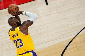 得分上双了！詹姆斯追身三分再中反超76人