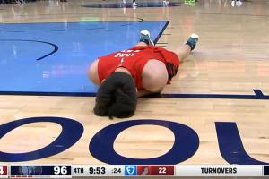 杨瀚森遭遇包夹被埃迪打到面部痛苦倒地 在地上躺了半天没起来