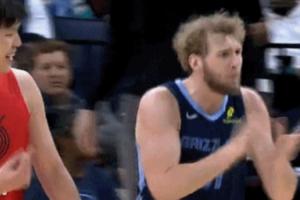 兰代尔快下没接住皮球还有点不满 一旁的杨瀚森乐了