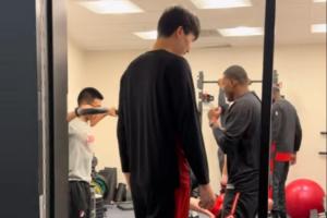 文化输出杨瀚森赛前训练室放《八方来财》Chris&助教一同举铁