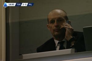 米兰0-2落后时，阿莱格里看台一通电话指挥，最终米兰3-2逆转