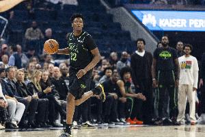 继续追！奎因篮下接球 起飞扣篮帮助球队缩小分差