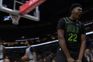 机动性可以！奎因反击一条龙打成2+1 科内特退防还摔倒