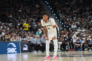 丝滑流畅！卡斯尔突破陀螺转抹过马特科维奇 轻松上空篮！