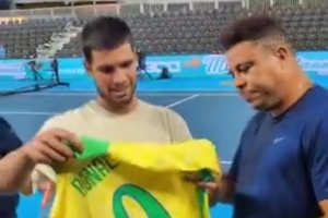 跨界交流大罗与阿尔卡拉斯打网球，并赠送签名球衣