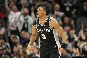 冲劲十足！凯尔登·约翰逊接球顺下 起飞双手暴扣