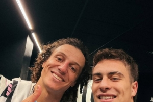 伊尔迪兹社媒晒赛后与大卫·路易斯合照，配文：传奇！