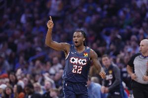 攻防一体！卡森·华莱士半场5中4拿到9分4板4断 正负值+30最高