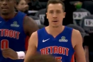 优质射手！邓罗底角接球迎着防守打成3+1