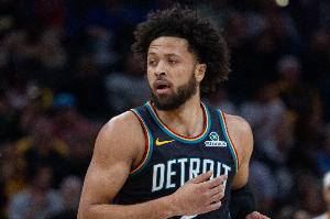 持续进化！康宁汉姆赛前领取月最佳奖杯