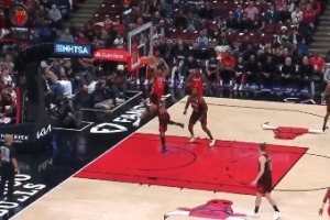 默契满满!奎因弧顶送出妙传 墨菲溜底线完成空接背扣