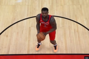 状态不错！锡安复出强打布泽利斯 转身上篮打成2+1！