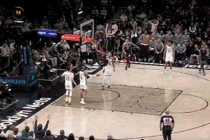 三个人看着人家扣！篮网三线快攻 克拉克斯顿双手大猩猩暴扣！