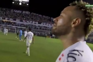 哭了！率桑托斯暂时逃离降级区，赛后踢满全场的内马尔落泪