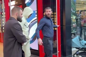 包裹严实仍被发现！C罗在洛杉矶逛街引围观