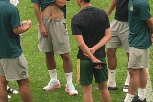 是点球吗？杨希禁区倒地，裁判没有吹罚点球