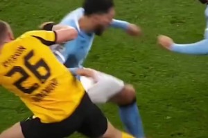 不懂就问！穆西亚拉和莱万的头球练习，谁的难度更大？