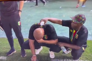 就让这大雨落下~尼日利亚主帅曾惨遭绝杀，赛后以水洗面！