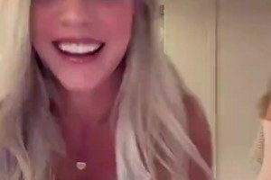 选秀大会一袭红裙身材爆火！猛龙新秀博伊尔斯女友与朋友合拍