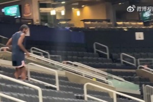 宝岛联赛这位男球迷真是艳福不浅啊，看场比赛还带两位女伴