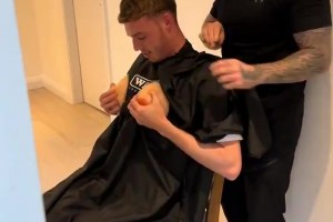 你小子！帕尔默很享受理发师的恶搞