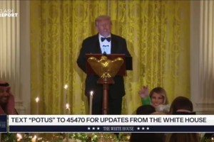 特朗普不太确定C罗坐在哪里，有人立即指向C罗，现场响起掌声！