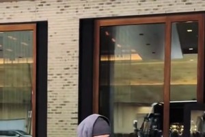 火箭客场战胜骑士，赛前杜兰特为等候在酒店外的球迷疯狂签名~