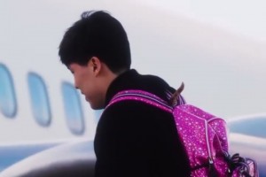 背包颜色很骚啊！杨瀚森背着一个粉色书包跟队前往勇士主场