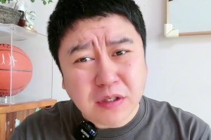 大史：火箭除了撅腚，就没任何其他战术了吗？今年想争冠必须交易来顶级后卫