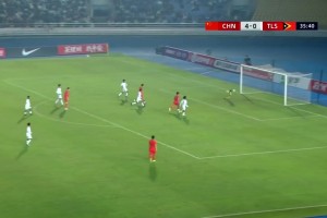 万项角球传到中路，张伯霖头球破门