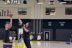 库里 这肌肉线条！ 比赛场上看起不胖，这样看肌肉也太发达了