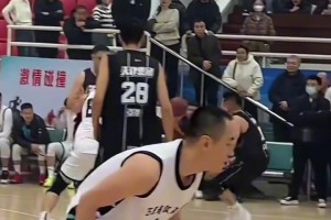 揽佬正在给金州勇士展示中国饶舌技巧！