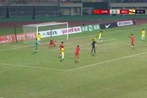 点球质量太差了！国少开场53秒获得点球，邝兆镭主罚被扑